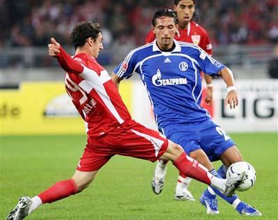 替补戴帽，凯恩当选斯图加特vs拜仁全场最佳球员（凯恩替补上演帽子戏法，当选斯图加特对拜仁全场最佳）