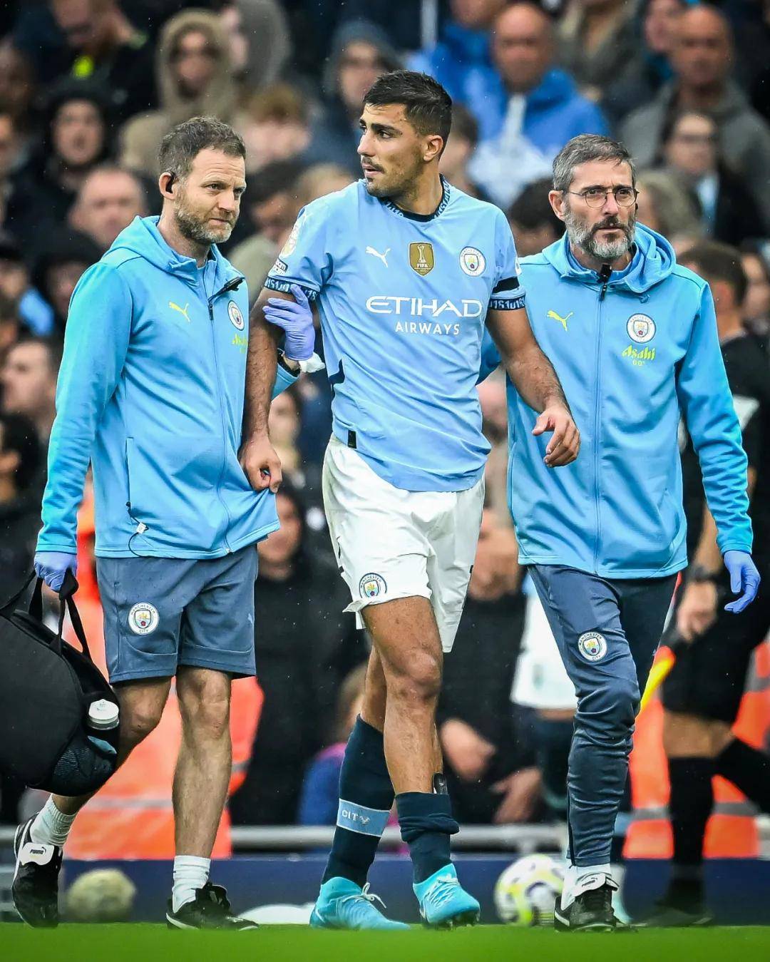 足球假动作心理博弈解析（足球假动作的心理攻防解读）