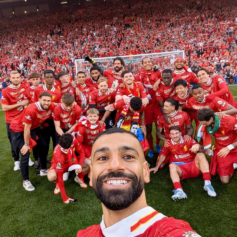 中甲冠军辽宁铁人队在沈阳故宫拍全家福：致敬历史，开启未来（中甲冠军辽宁铁人在沈阳故宫全队合影：向历史致敬，迈向未来）