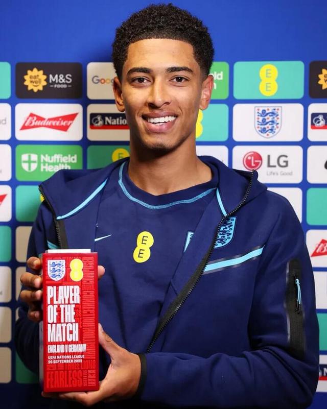 巴塞罗那迎战特内里费：女子足球联赛的巅峰对决（女足联赛焦点之战：巴塞罗那对决特内里费）