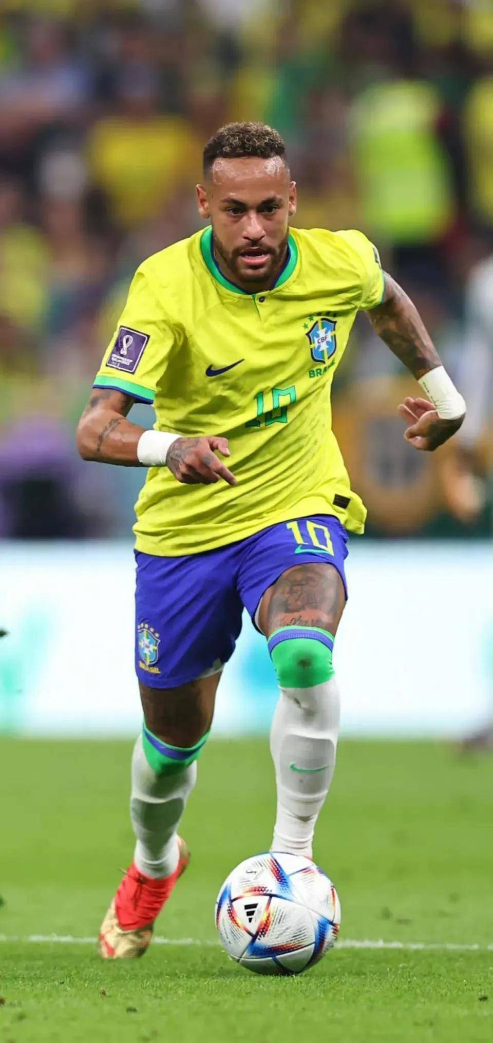 继伊尔马兹之后，奥斯梅恩是第二位欧冠戴帽的加拉塔萨雷球员（奥斯梅恩继伊尔马兹之后，成为加拉塔萨雷欧冠第二位上演帽子戏法的球员）